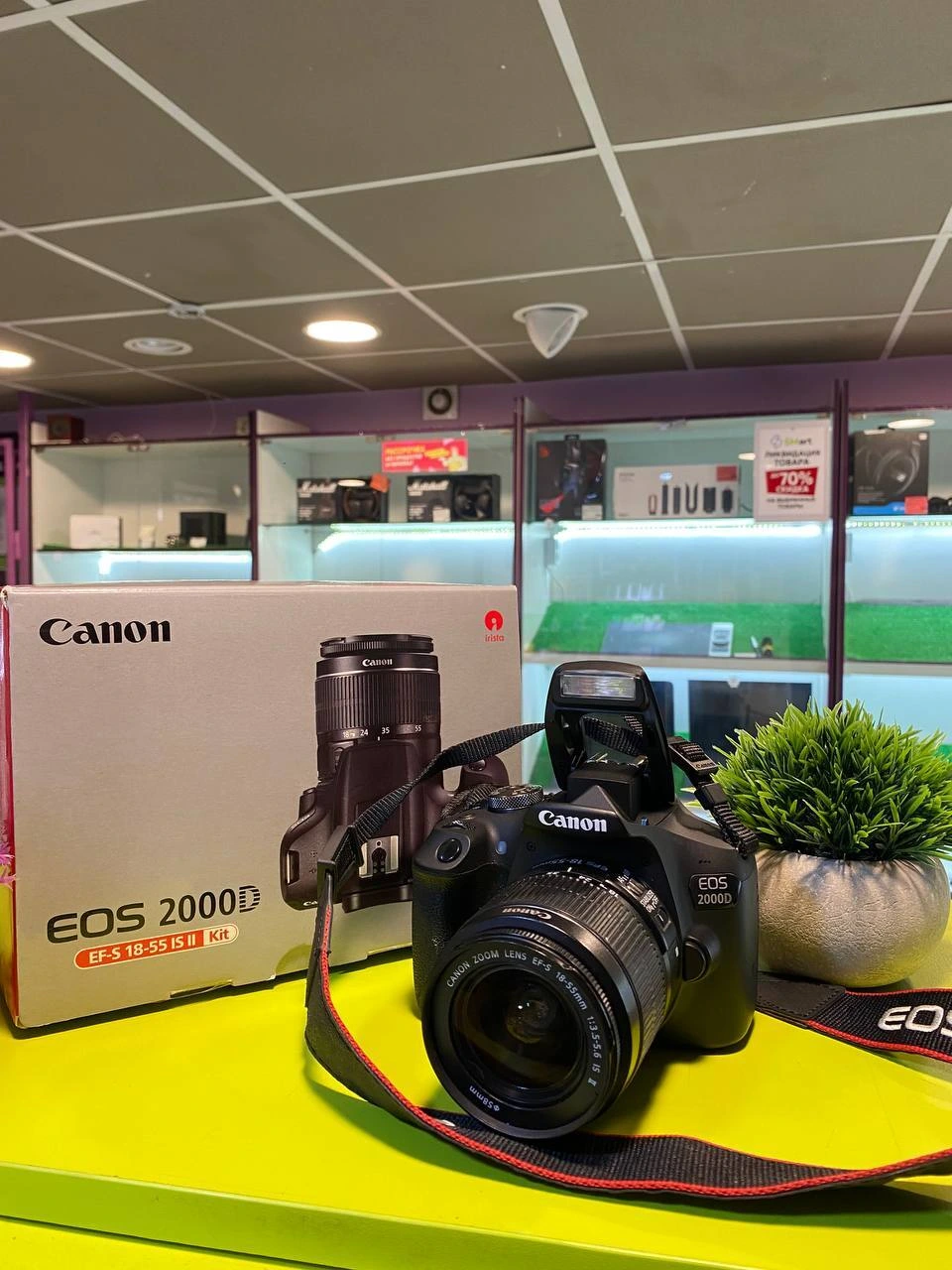 Зеркальный фотоаппарат Canon EOS 2000D Kit