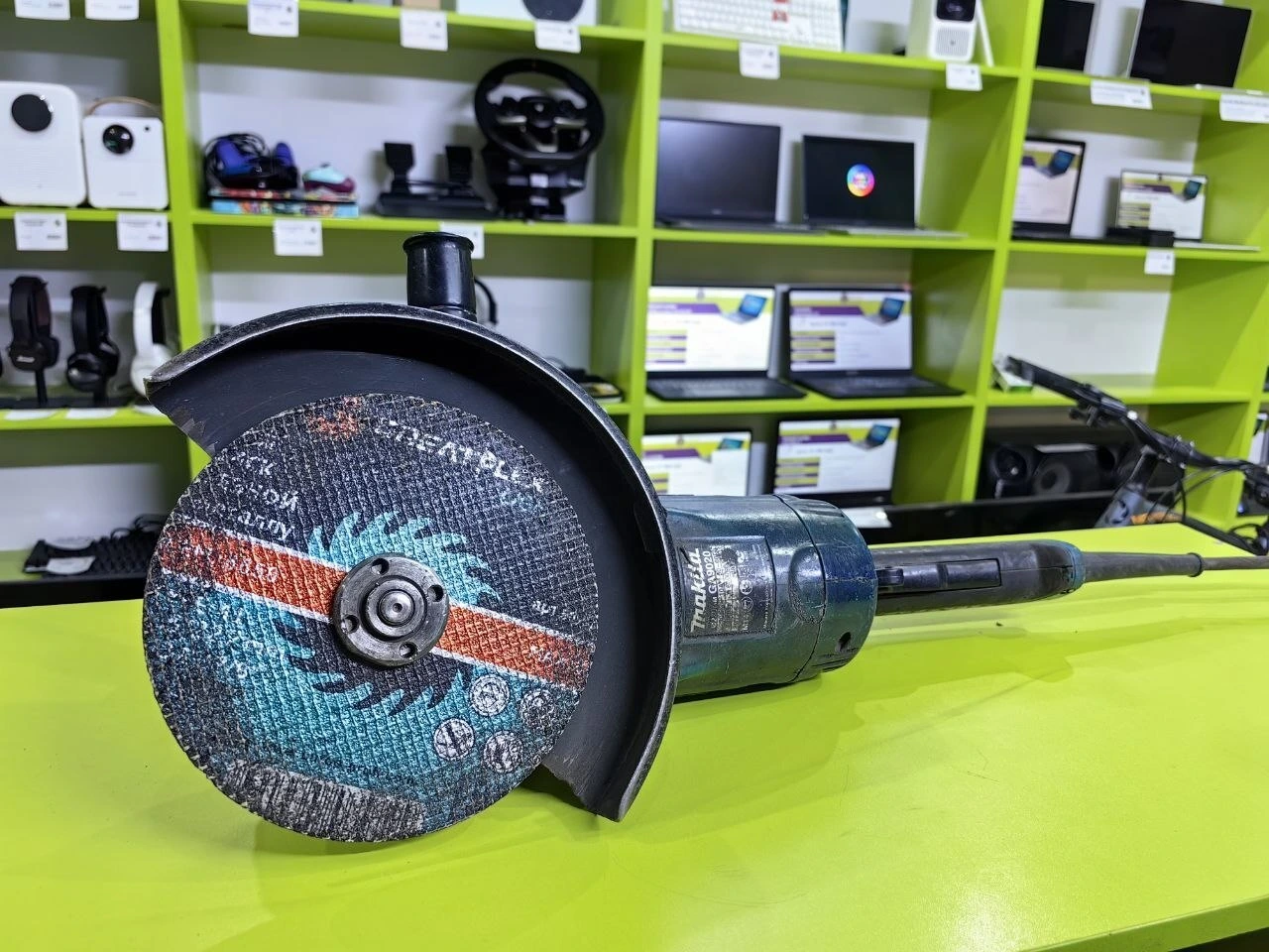 Угловая шлифмашина Makita GA 9020