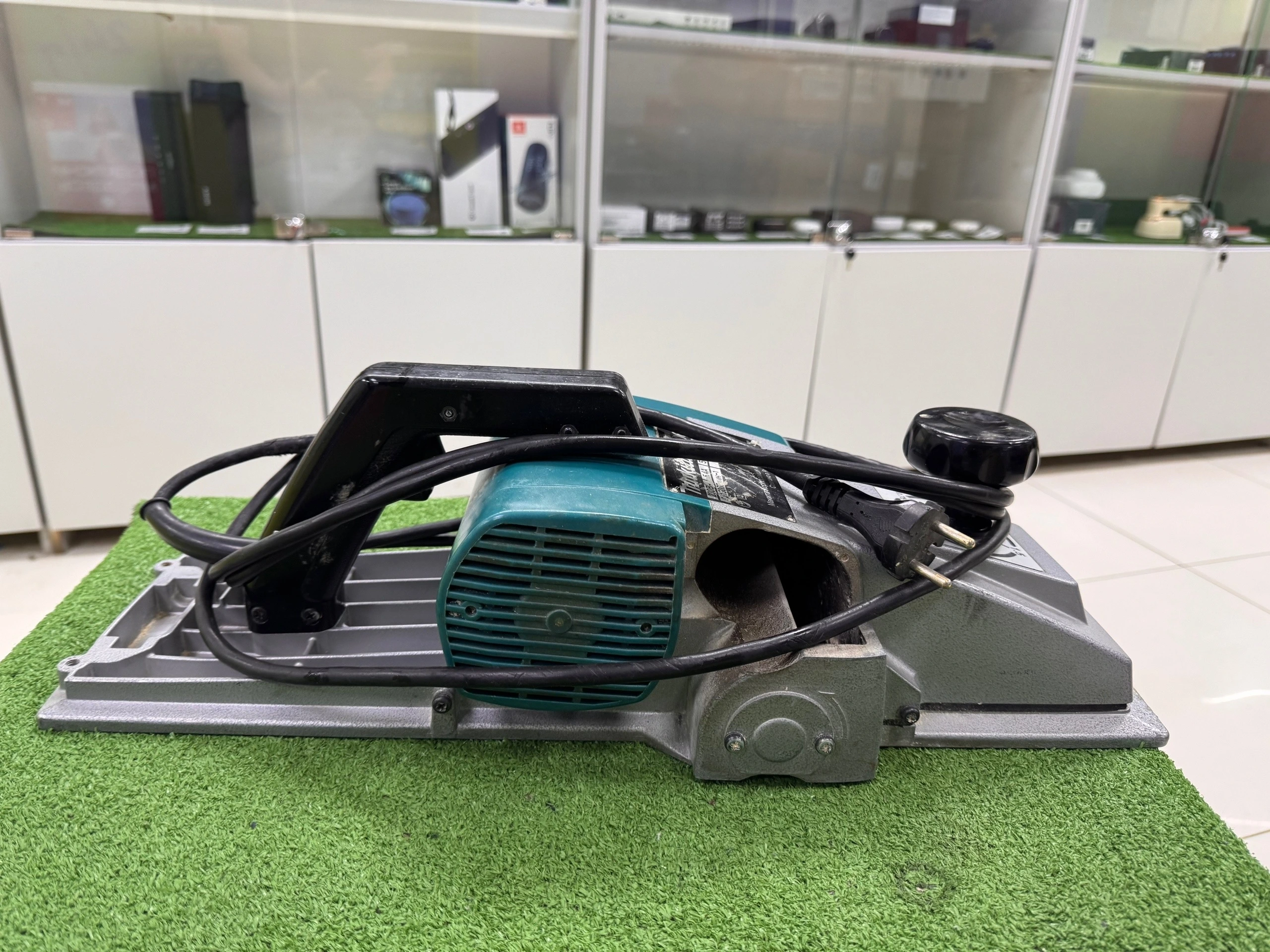 Рубанок Makita 1806B
