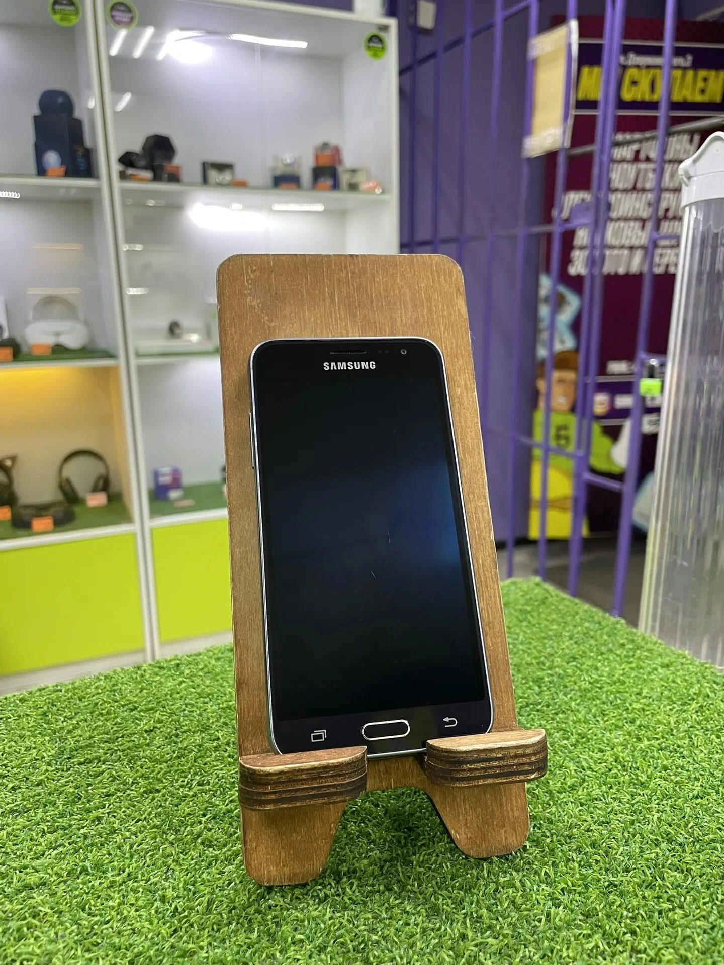 Смартфон Samsung SM-J320F Galaxy J3 5" 8Gb Black
