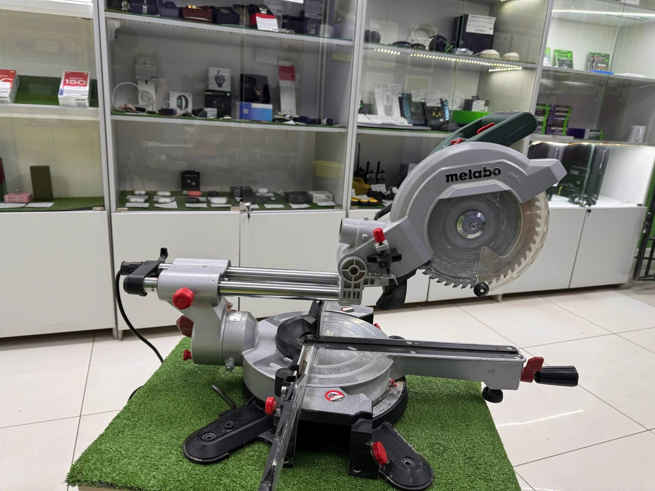 Торцовочная пила Metabo KGS 216М**