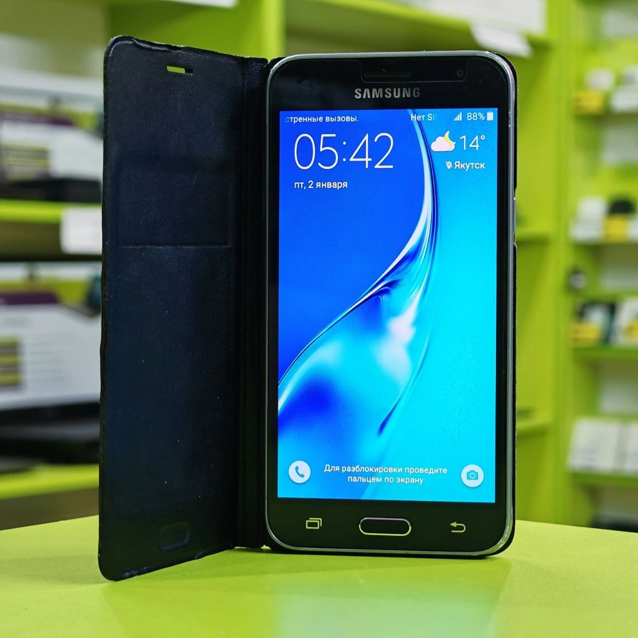 Смартфон Samsung SM-J320F Galaxy J3