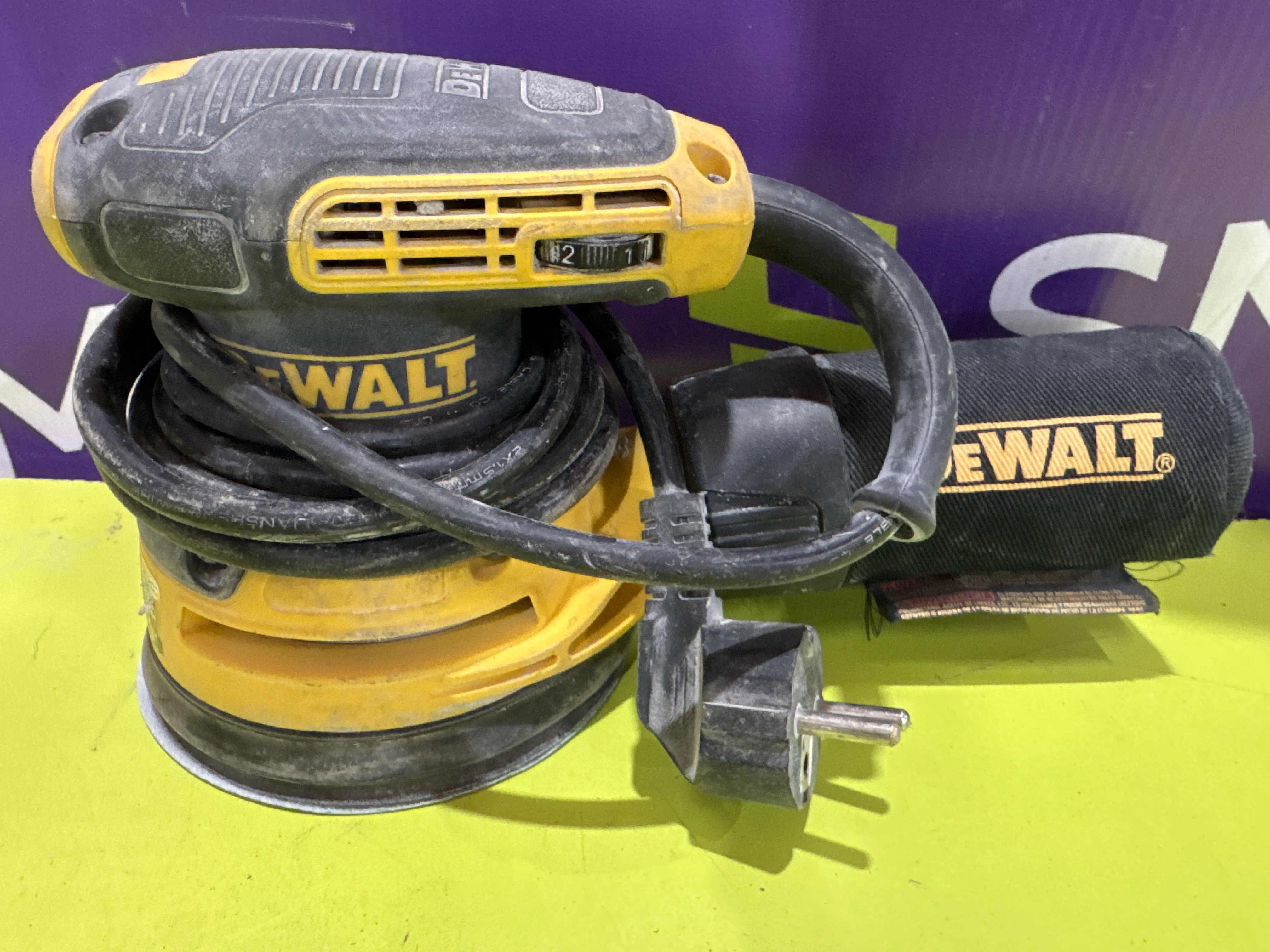 Эксцентриковая шлифмашина DEWALT DWE6423